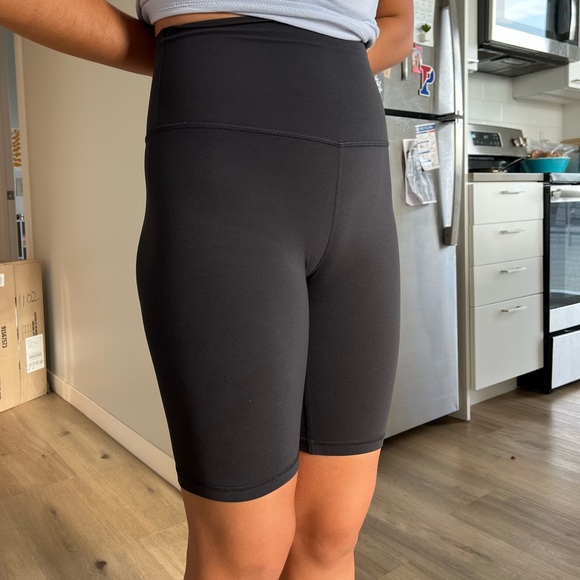Size 2 lulu lemon align biker shorts 8” - Picture 2 of 4